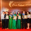 Đại diện các giải pháp xuất sắc đạt giải Sao Khuê 2026 của Vietcombank gồm VCB GovPay, VCB OneQR, VCB Open Banking và VCB Connect chụp ảnh lưu niệm tại lễ vinh danh