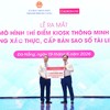 Ông Tô Huy Vũ, Chủ tịch Hội đồng thành viên Agribank trao biểu trưng tài trợ 11 Trạm dịch vụ công số phục vụ người dân thành phố Đà Nẵng