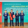 Thống đốc NHNN Phạm Đức Ấn, Phó Chủ nhiệm Ủy ban Kiểm tra Trung ương Đinh Hữu Thành và Chủ tịch HĐQT BIDV Phan Đức Tú trao Quyết định và tặng hoa chúc mừng ông Lê Ngọc Lâm nhận nhiệm vụ mới