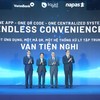 Ông Phạm Tiến Dũng, Phó Thống đốc Ngân hàng Nhà nước Việt Nam (thứ 2 từ trái sang), ông Nguyễn Quang Hưng, Chủ tịch HĐQT NAPAS (đầu tiên bên trái), ông Trần Minh Bình, Chủ tịch HĐQT VietinBank (thứ hai từ phải sang), ông Jeremy Tan, Tổng giám đốc Liquid Group (đầu tiên bên phải) tại Lễ kết nối thanh toán QR giữa Việt Nam và Singapore sáng ngày 2/7/2026