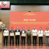 Ông Tô Huy Vũ - Bí thư Đảng ủy, Chủ tịch Hội đồng thành viên đại diện Agribank nhận Bằng khen của Bộ Công an tặng Trụ sở chính Ngân hàng Nông nghiệp và Phát triển Nông thôn Việt Nam vì đã có thành tích xuất sắc trong phong trào Toàn dân bảo vệ an ninh Tổ quốc 
