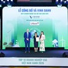 Bà Nguyễn Ánh Vân – Phó Tổng Giám đốc LPBank (ở giữa) đại diện Ngân hàng nhận giải thưởng Top 10 Ngân hàng ESG Việt Nam Xanh 2026 do Viet Research phối hợp cùng Báo Tài chính - Đầu tư tổ chức.