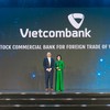 Bà Tô Thị Phương Dung - Trưởng Phòng Chính sách & Kế hoạch nhân sự đại diện Vietcombank nhận cúp "Harmonia" từ Ban Tổ chức