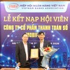 TS. Đào Minh Tú, Phó chủ tịch kiêm Tổng Thư ký Hiệp hội Ngân hàng Việt Nam (bên trái) và ông Phan Thanh Sơn, Tổng Giám đốc MDP (bên phải).