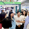 Ông Lê Quang Hòa - Ủy viên Ban Thường vụ Tỉnh ủy, Phó Chủ tịch UBND tỉnh Hưng Yên; bà Lê Hoàng Oanh - Cục trưởng Cục Thương mại điện tử, Bộ Công Thương cùng đại diện đại biểu, khách mời tham quan và trải nghiệm các giải pháp tài chính số tại gian hàng Vietcombank trong khuôn khổ chương trình