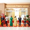 Đại diện lãnh đạo Vietcombank, CIAS và các cơ quan, đơn vị tại Cảng hàng không quốc tế Cam Ranh thực hiện nghi thức cắt băng khai trương Vietcombank Priority Lounge Cam Ranh 