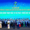 Ủy viên HĐQT BIDV Đặng Văn Tuyên đại diện ngân hàng nhận Danh hiệu