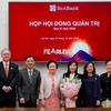 Bà Trần Thị Thanh Thủy, Chủ tịch HĐQT SeABank (người cầm hoa)