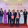 Ông Tạ Kiều Hưng, Thành viên HĐQT, Tổng Giám đốc NCB (bên trái, hàng trước) cùng các ngân hàng trao thoả thuận hợp tác với các đối tác tại sự kiện