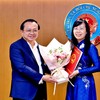 Tân Phó Cục trưởng Cục Quản lý, Giám sát bảo hiểm Trần Thị Tuyết Lan nhận quyết định bổ nhiệm từ Thứ trưởng Bộ Tài chính