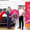 Khách hàng Nguyễn Quốc Đạt (bên phải) nhận giải Đặc biệt ô tô Hyundai Tucson từ chương trình khuyến mại “Đồng Hành Vững Bước” của Hanwha Life Việt Nam
