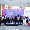 Tại không gian kết nối của Chubb, đại diện Chubb Life Việt Nam cùng lãnh đạo cơ quan quản lý và Hiệp hội Bảo hiểm Việt Nam chia sẻ khoảnh khắc gặp gỡ trong khuôn khổ Vietnam Insurance Summit 2026. 