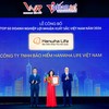 Đại diện Hanwha Life Việt Nam nhận cúp và chứng nhận “Top 50 Doanh nghiệp Lợi nhuận xuất sắc Việt Nam 2026”