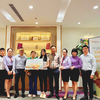 Đại diện Sunlife và TP Bank chi trả quyền lợi bảo hiểm cho gia đình khách hàng