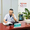 Nhân viên y tế trực tổng đài điện thoại tại Khoa Khám bệnh - Bệnh viện Tâm thần Nghệ An. Đây là tổng đài hoạt động 24/7. Ảnh: An Duyên