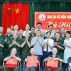 Đại diện Agribank, đồng chí Tô Huy Vũ - Bí thư Đảng uỷ, Chủ tịch HĐTV (hàng trên cùng, ngoài cùng bên phải) tham gia Đoàn công tác của Thủ tướng Lê Minh Hưng đến thăm và tặng quà thương, bệnh binh tại Ninh Bình