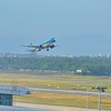 Một tàu bay của Vietnam Airlines cất cánh từ Cảng hàng không quốc tế Đà Nẵng. Ảnh: TTXVN. 