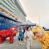 Du khách quốc tế hào hứng khi được chào đón tại Cảng tàu khách du lịch quốc tế Hạ Long, Quảng Ninh.