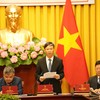 Thứ trưởng Bộ Khoa học và công nghệ Hoàng Minh giới thiệu luật. 