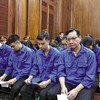 Đoàn Hữu Lượng (hàng đầu, đeo kính) và các bị cáo tại tòa 