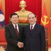 Tổng Bí thư, Chủ tịch nước Lào thăm nguyên Tổng Bí thư Nông Đức Mạnh - Ảnh: VGP/Nhật Bắc