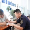 Công chức hải quan hỗ trợ doanh nghiệp làm thủ tục.