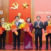Bí thư Tỉnh ủy Quảng Trị Nguyễn Văn Phương trao quyết định và tặng hoa chúc mừng các cán bộ được điều động, luân chuyển. Ảnh: Linh Việt