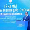 Thủ tướng Phạm Minh Chính tặng hoa chúc mừng đại diện các cơ quan thuộc Trung tâm Tài chính quốc tế Việt Nam tại TP.HCM - Ảnh: VGP