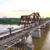 Một đoàn tàu tuyến Hà Nội - Đồng Đăng lưu thông qua cầu Long Biên. 