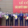Chủ tịch tỉnh Nghệ An tặng hoa chúc mừng các nhân sự được bổ nhiệm.
