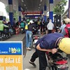 Người dân nhiều địa phương đổ xô đi mua, tích trữ xăng dầu khiến nhu cầu tiêu thụ nhiên liệu tăng gấp rưỡi, thậm chí gấp đôi. 