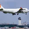 Một tàu bay chở hàng hóa hạ cánh xuống sân bay Tân Sơn Nhất. (Ảnh: Lưu Ngọc Tuấn). 