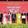 Bí thư Thành ủy Hà Nội Nguyễn Duy Ngọc và Phó trưởng ban Thường trực Ban Tổ chức Trung ương Hoàng Trung Dũng trao giải Đặc biệt cho nhóm tác giả Cơ quan Báo và Phát thanh, truyền hình Hà Nội.