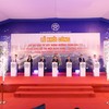 Các đại biểu bấm nút khởi công dự án. 