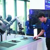 Hãng công nghệ Foxconn trưng bày mẫu robot hình người phục vụ việc sản xuất tại Diễn đàn Kinh tế mùa thu 2025. Ảnh: P.V