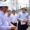 Phó Chủ tịch UBND tỉnh Quảng Trị Lê Đức Tiến (thứ hai từ phải ảnh) nghe báo cáo việc đấu nối truyền tải điện tại Trạm biến áp 220kV Hướng Tân với các dự án điện gió. Ảnh: Trường Nhật