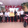 Bà Nguyễn Thanh Huyền - Giám đốc Ban MarCom, Đại diện PVcomBank (đứng thứ ba từ phải qua) trao tặng xe máy cho cô giáo Trần Thị Thúy Phương (áo đỏ)