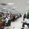 Người dân, doanh nghiệp làm thủ tục hành chính tại Trung tâm hành chính công thành phố Đà Nẵng. Ảnh: Linh Đan
