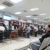 Người dân làm thủ tục hành chính tại Trung tâm hành chính công TP.Đà Nẵng. Ảnh: Linh Đan 