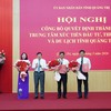 Chủ tịch UBND tỉnh Quảng Trị Lê Hồng Vinh trao các quyết định bổ nhiệm cho lãnh đạo Trung tâm Xúc tiến Đầu tư, Thương mại và Du lịch tỉnh.