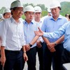 Bộ trưởng Bộ Xây dựng Trần Hồng Minh trao đổi với lãnh đạo Doanh nghiệp dự án cao tốc Đồng Đăng - Trà Lĩnh. 