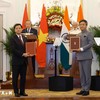 Tổng Bí thư, Chủ tịch nước Tô Lâm và Thủ tướng Cộng hòa Ấn Độ Narendra Modi chứng kiến lễ trao các văn kiện hợp tác giữa 2 nước. (Ảnh: Thống Nhất/TTXVN)