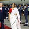 Thủ tướng Sri Lanka Harini Amarasuriya đón Tổng Bí thư, Chủ tịch nước Tô Lâm tại sân bay quốc tế Bandaranaike. Ảnh: TTXVN.