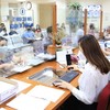 Người dân thực hiện thủ tục hành chính.