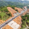 Thảm bê tông nhựa tại đoạn đầu tuyến cao tốc Hữu Nghị - Chi Lăng.