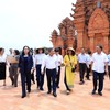 Các đại biểu kiểm tra thực địa tại Làng Văn hóa - Du lịch các dân tộc Việt Nam.