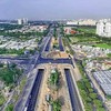 Đường Nguyễn Văn Linh hiện có dải phân cách rộng ở giữa nên thuận lợi cho việc xây dựng đường trên cao - Ảnh: L.Q