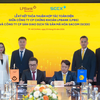 Đại diện LPBS (trái) và đại diện SCEX (phải) thực hiện ký kết thỏa thuận hợp tác.