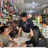 Cán bộ Thuế Đà Nẵng hướng dẫn các hộ kinh doanh kê khai, thực hiện nghĩa vụ thuế. Ảnh: Quốc Việt