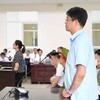 Bị cáo Lê Hoàng và vợ là cựu Cục trưởng Cục An toàn thực phẩm Trần Việt Nga đứng trước bục khai báo.